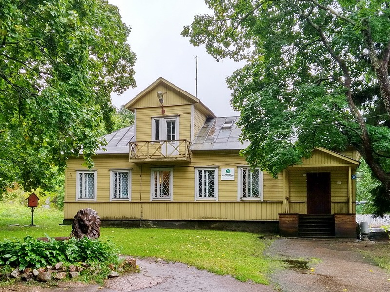 Дом садовника (администрация парка)