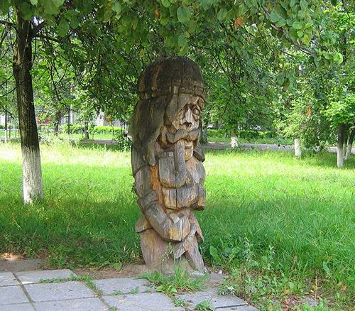 парк деревянных скульптур у Дома культуры