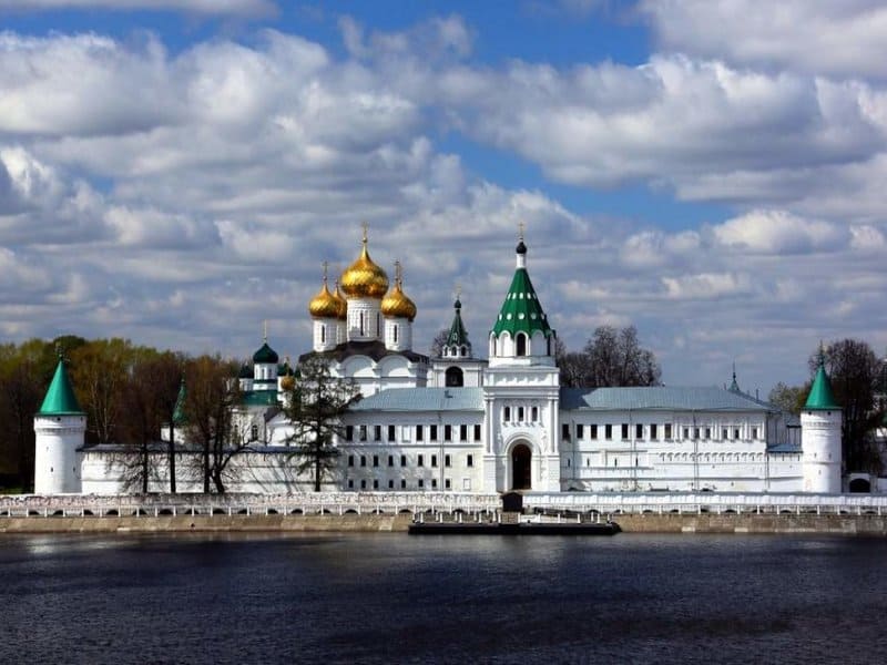Свято-троицкий Ипатьевский монастырь в Костроме Свято-троицкий Ипатьевский монастырь в Костроме